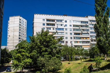 Kharkiv, Ukrayna, 19 Haziran 2024 Saltivka 'da Hasarlı bir bina, Harkiv' in kuzeyindeki bir bölge. Banliyö bölgesi, Rusya 'nın bombardımanından ülkedeki diğer bölgelerden daha fazla etkilendi..