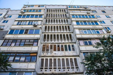 Kharkiv, Ukrayna, 19 Haziran 2024 Saltivka 'da Hasarlı bir bina, Harkiv' in kuzeyindeki bir bölge. Banliyö bölgesi, Rusya 'nın bombardımanından ülkedeki diğer bölgelerden daha fazla etkilendi..