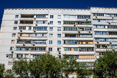 Kharkiv, Ukrayna, 19 Haziran 2024 Saltivka 'da Hasarlı bir bina, Harkiv' in kuzeyindeki bir bölge. Banliyö bölgesi, Rusya 'nın bombardımanından ülkedeki diğer bölgelerden daha fazla etkilendi..