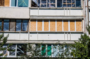 Kharkiv, Ukrayna, 19 Haziran 2024 Saltivka 'da Hasarlı bir bina, Harkiv' in kuzeyindeki bir bölge. Banliyö bölgesi, Rusya 'nın bombardımanından ülkedeki diğer bölgelerden daha fazla etkilendi..