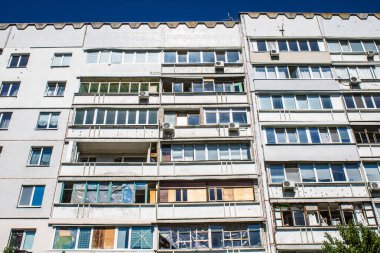Kharkiv, Ukrayna, 19 Haziran 2024 Saltivka 'da Hasarlı bir bina, Harkiv' in kuzeyindeki bir bölge. Banliyö bölgesi, Rusya 'nın bombardımanından ülkedeki diğer bölgelerden daha fazla etkilendi..