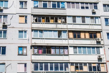 Kharkiv, Ukrayna, 19 Haziran 2024 Saltivka 'da Hasarlı bir bina, Harkiv' in kuzeyindeki bir bölge. Banliyö bölgesi, Rusya 'nın bombardımanından ülkedeki diğer bölgelerden daha fazla etkilendi..