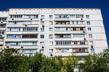 Kharkiv, Ukrayna, 19 Haziran 2024 Saltivka 'da Hasarlı bir bina, Harkiv' in kuzeyindeki bir bölge. Banliyö bölgesi, Rusya 'nın bombardımanından ülkedeki diğer bölgelerden daha fazla etkilendi..