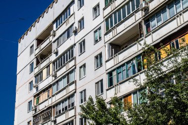 Kharkiv, Ukrayna, 19 Haziran 2024 Saltivka 'da Hasarlı bir bina, Harkiv' in kuzeyindeki bir bölge. Banliyö bölgesi, Rusya 'nın bombardımanından ülkedeki diğer bölgelerden daha fazla etkilendi..