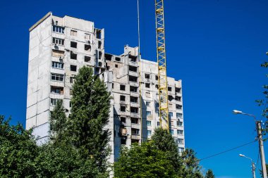 Kharkiv, Ukrayna, 19 Haziran 2024 Saltivka 'da Hasarlı bir bina, Harkiv' in kuzeyindeki bir bölge. Banliyö bölgesi, Rusya 'nın bombardımanından ülkedeki diğer bölgelerden daha fazla etkilendi..