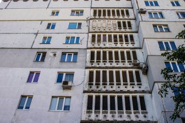 Kharkiv, Ukrayna, 19 Haziran 2024 Saltivka 'da Hasarlı bir bina, Harkiv' in kuzeyindeki bir bölge. Banliyö bölgesi, Rusya 'nın bombardımanından ülkedeki diğer bölgelerden daha fazla etkilendi..