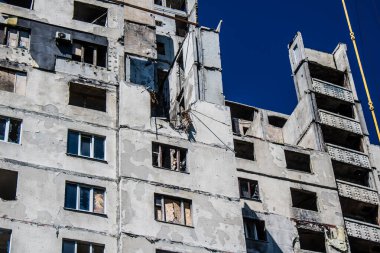 Kharkiv, Ukrayna, 19 Haziran 2024 Saltivka 'da Hasarlı bir bina, Harkiv' in kuzeyindeki bir bölge. Banliyö bölgesi, Rusya 'nın bombardımanından ülkedeki diğer bölgelerden daha fazla etkilendi..