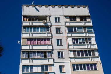 Kharkiv, Ukrayna, 19 Haziran 2024 Saltivka 'da Hasarlı bir bina, Harkiv' in kuzeyindeki bir bölge. Banliyö bölgesi, Rusya 'nın bombardımanından ülkedeki diğer bölgelerden daha fazla etkilendi..