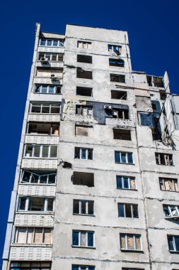 Kharkiv, Ukrayna, 19 Haziran 2024 Saltivka 'da Hasarlı bir bina, Harkiv' in kuzeyindeki bir bölge. Banliyö bölgesi, Rusya 'nın bombardımanından ülkedeki diğer bölgelerden daha fazla etkilendi..