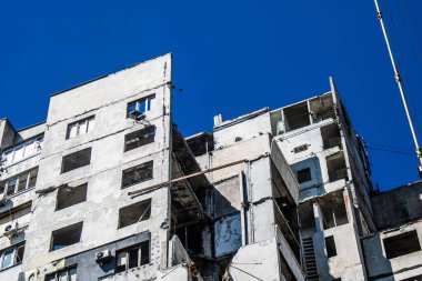 Kharkiv, Ukrayna, 19 Haziran 2024 Saltivka 'da Hasarlı bir bina, Harkiv' in kuzeyindeki bir bölge. Banliyö bölgesi, Rusya 'nın bombardımanından ülkedeki diğer bölgelerden daha fazla etkilendi..