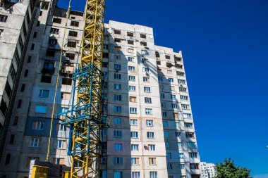 Kharkiv, Ukrayna, 19 Haziran 2024 Saltivka 'da Hasarlı bir bina, Harkiv' in kuzeyindeki bir bölge. Banliyö bölgesi, Rusya 'nın bombardımanından ülkedeki diğer bölgelerden daha fazla etkilendi..