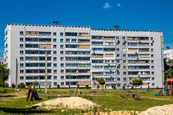 Kharkiv, Ukrayna, 19 Haziran 2024 Saltivka 'da Hasarlı bir bina, Harkiv' in kuzeyindeki bir bölge. Banliyö bölgesi, Rusya 'nın bombardımanından ülkedeki diğer bölgelerden daha fazla etkilendi..