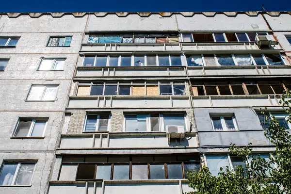 stock image Kharkiv, Ukraine, June 19, 2024 Damaged building in Saltivka, a northern district in the metropolis of Kharkiv. The suburban area was hit harder by Russian shelling than any other area in the country.