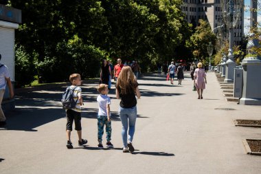 Kharkiv, Ukrayna, 21 Haziran 2024 Kharkiv sakinleri şehrin göbeğindeki Shevchenko Bahçesi 'nde yürüyorlar. Aileler ve insanlar Rusya' nın hava saldırısı riskine rağmen oraya yürümeye bayılıyorlar..