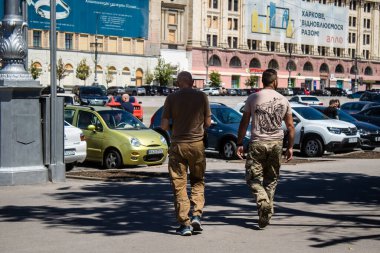 Kharkiv, Ukrayna, 21 Haziran 2024 Kharkiv sakinleri şehrin göbeğindeki Shevchenko Bahçesi 'nde yürüyorlar. Aileler ve insanlar Rusya' nın hava saldırısı riskine rağmen oraya yürümeye bayılıyorlar..