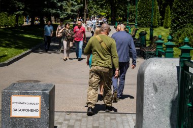 Kharkiv, Ukrayna, 21 Haziran 2024 Kharkiv sakinleri şehrin göbeğindeki Shevchenko Bahçesi 'nde yürüyorlar. Aileler ve insanlar Rusya' nın hava saldırısı riskine rağmen oraya yürümeye bayılıyorlar..