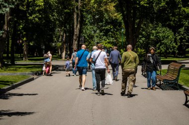 Kharkiv, Ukrayna, 21 Haziran 2024 Kharkiv sakinleri şehrin göbeğindeki Shevchenko Bahçesi 'nde yürüyorlar. Aileler ve insanlar Rusya' nın hava saldırısı riskine rağmen oraya yürümeye bayılıyorlar..
