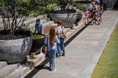 Kharkiv, Ukrayna, 21 Haziran 2024 Kharkiv sakinleri şehrin göbeğindeki Shevchenko Bahçesi 'nde yürüyorlar. Aileler ve insanlar Rusya' nın hava saldırısı riskine rağmen oraya yürümeye bayılıyorlar..