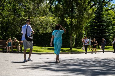 Kharkiv, Ukrayna, 21 Haziran 2024 Kharkiv sakinleri şehrin göbeğindeki Shevchenko Bahçesi 'nde yürüyorlar. Aileler ve insanlar Rusya' nın hava saldırısı riskine rağmen oraya yürümeye bayılıyorlar..