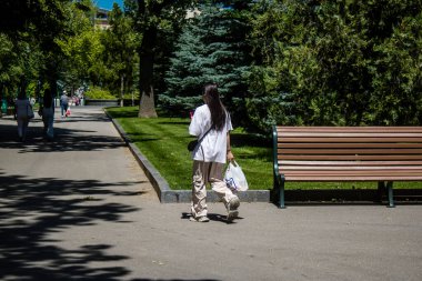 Kharkiv, Ukrayna, 21 Haziran 2024 Kharkiv sakinleri şehrin göbeğindeki Shevchenko Bahçesi 'nde yürüyorlar. Aileler ve insanlar Rusya' nın hava saldırısı riskine rağmen oraya yürümeye bayılıyorlar..