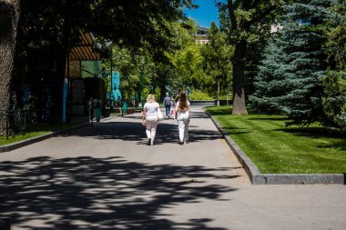 Kharkiv, Ukrayna, 21 Haziran 2024 Kharkiv sakinleri şehrin göbeğindeki Shevchenko Bahçesi 'nde yürüyorlar. Aileler ve insanlar Rusya' nın hava saldırısı riskine rağmen oraya yürümeye bayılıyorlar..