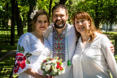 Kharkiv, Ukrayna, 21 Haziran 2024 Kharkiv sakinleri şehrin göbeğindeki Shevchenko Bahçesi 'nde yürüyorlar. Aileler ve insanlar Rusya' nın hava saldırısı riskine rağmen oraya yürümeye bayılıyorlar..