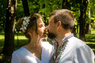 Kharkiv, Ukrayna, 21 Haziran 2024 Kharkiv sakinleri şehrin göbeğindeki Shevchenko Bahçesi 'nde yürüyorlar. Aileler ve insanlar Rusya' nın hava saldırısı riskine rağmen oraya yürümeye bayılıyorlar..