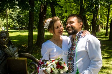 Kharkiv, Ukrayna, 21 Haziran 2024 Kharkiv sakinleri şehrin göbeğindeki Shevchenko Bahçesi 'nde yürüyorlar. Aileler ve insanlar Rusya' nın hava saldırısı riskine rağmen oraya yürümeye bayılıyorlar..