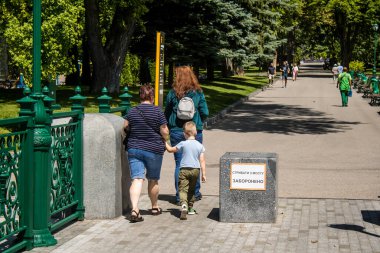 Kharkiv, Ukrayna, 21 Haziran 2024 Kharkiv sakinleri şehrin göbeğindeki Shevchenko Bahçesi 'nde yürüyorlar. Aileler ve insanlar Rusya' nın hava saldırısı riskine rağmen oraya yürümeye bayılıyorlar..