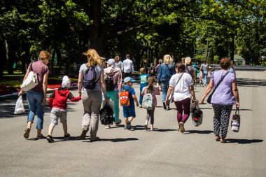Kharkiv, Ukrayna, 21 Haziran 2024 Kharkiv sakinleri şehrin göbeğindeki Shevchenko Bahçesi 'nde yürüyorlar. Aileler ve insanlar Rusya' nın hava saldırısı riskine rağmen oraya yürümeye bayılıyorlar..