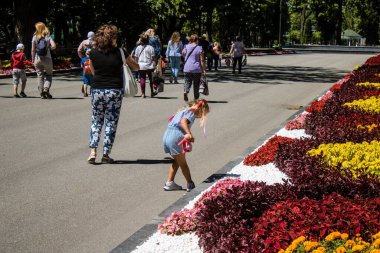 Kharkiv, Ukrayna, 21 Haziran 2024 Kharkiv sakinleri şehrin göbeğindeki Shevchenko Bahçesi 'nde yürüyorlar. Aileler ve insanlar Rusya' nın hava saldırısı riskine rağmen oraya yürümeye bayılıyorlar..