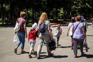 Kharkiv, Ukrayna, 21 Haziran 2024 Kharkiv sakinleri şehrin göbeğindeki Shevchenko Bahçesi 'nde yürüyorlar. Aileler ve insanlar Rusya' nın hava saldırısı riskine rağmen oraya yürümeye bayılıyorlar..