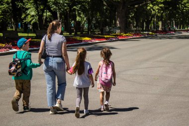 Kharkiv, Ukrayna, 21 Haziran 2024 Kharkiv sakinleri şehrin göbeğindeki Shevchenko Bahçesi 'nde yürüyorlar. Aileler ve insanlar Rusya' nın hava saldırısı riskine rağmen oraya yürümeye bayılıyorlar..