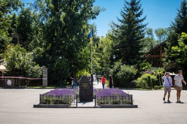 Kharkiv, Ukrayna, 21 Haziran 2024 Shevchenko Garden, yüzyıllık meşe ağaçları, fıskiyeler, çiçek yatakları ve spor malzemeleriyle Harkiv 'in göbeğinde bulunan zarif bir park. İnsanlar oraya yürümeyi sever..
