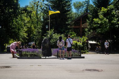 Kharkiv, Ukrayna, 21 Haziran 2024 Shevchenko Garden, yüzyıllık meşe ağaçları, fıskiyeler, çiçek yatakları ve spor malzemeleriyle Harkiv 'in göbeğinde bulunan zarif bir park. İnsanlar oraya yürümeyi sever..