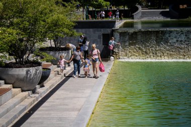 Kharkiv, Ukrayna, 21 Haziran 2024 Shevchenko Garden, yüzyıllık meşe ağaçları, fıskiyeler, çiçek yatakları ve spor malzemeleriyle Harkiv 'in göbeğinde bulunan zarif bir park. İnsanlar oraya yürümeyi sever..