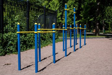Kharkiv, Ukrayna, 21 Haziran 2024 Shevchenko Garden, yüzyıllık meşe ağaçları, fıskiyeler, çiçek yatakları ve spor malzemeleriyle Harkiv 'in göbeğinde bulunan zarif bir park. İnsanlar oraya yürümeyi sever..
