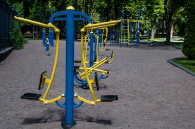 Kharkiv, Ukrayna, 21 Haziran 2024 Shevchenko Garden, yüzyıllık meşe ağaçları, fıskiyeler, çiçek yatakları ve spor malzemeleriyle Harkiv 'in göbeğinde bulunan zarif bir park. İnsanlar oraya yürümeyi sever..