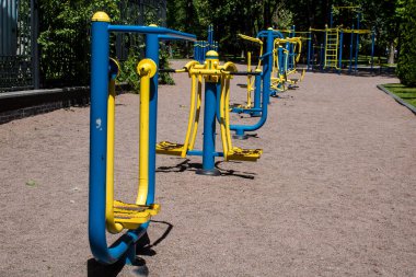 Kharkiv, Ukrayna, 21 Haziran 2024 Shevchenko Garden, yüzyıllık meşe ağaçları, fıskiyeler, çiçek yatakları ve spor malzemeleriyle Harkiv 'in göbeğinde bulunan zarif bir park. İnsanlar oraya yürümeyi sever..