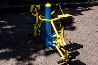 Kharkiv, Ukrayna, 21 Haziran 2024 Shevchenko Garden, yüzyıllık meşe ağaçları, fıskiyeler, çiçek yatakları ve spor malzemeleriyle Harkiv 'in göbeğinde bulunan zarif bir park. İnsanlar oraya yürümeyi sever..