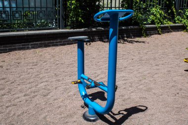 Kharkiv, Ukrayna, 21 Haziran 2024 Shevchenko Garden, yüzyıllık meşe ağaçları, fıskiyeler, çiçek yatakları ve spor malzemeleriyle Harkiv 'in göbeğinde bulunan zarif bir park. İnsanlar oraya yürümeyi sever..