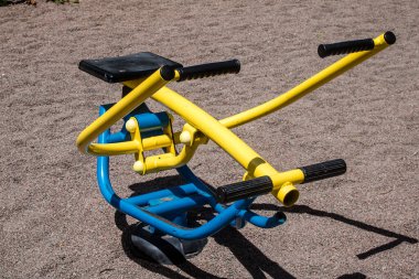 Kharkiv, Ukrayna, 21 Haziran 2024 Shevchenko Garden, yüzyıllık meşe ağaçları, fıskiyeler, çiçek yatakları ve spor malzemeleriyle Harkiv 'in göbeğinde bulunan zarif bir park. İnsanlar oraya yürümeyi sever..