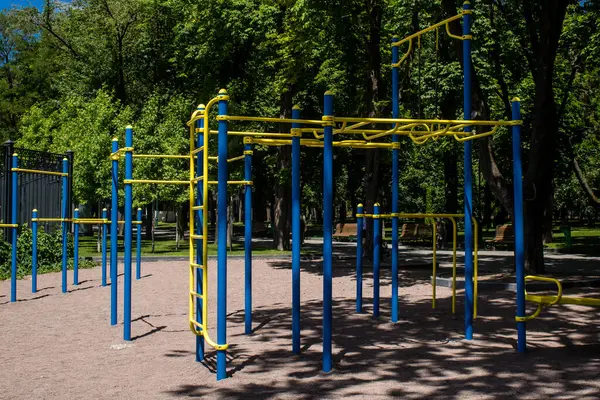 Kharkiv, Ukrayna, 21 Haziran 2024 Shevchenko Garden, yüzyıllık meşe ağaçları, fıskiyeler, çiçek yatakları ve spor malzemeleriyle Harkiv 'in göbeğinde bulunan zarif bir park. İnsanlar oraya yürümeyi sever..