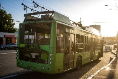 Kharkiv, Ukrayna, 22 Haziran 2024 Rus UMPB D30 güdümlü bir bombayla Kharkiv 'in merkezinde insanları bırakan bir tramvay otobüsü düşürüldü..