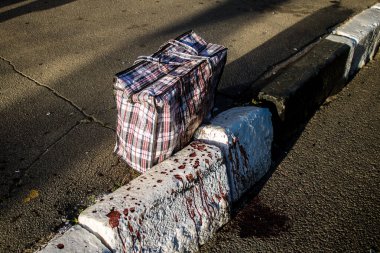 Kharkiv, Ukrayna, 22 Haziran 2024 Rus UMPB D30 güdümlü bir bombayla Kharkiv 'in merkezinde insanları bırakan bir tramvay otobüsü düşürüldü..