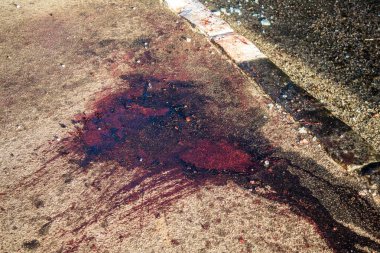 Kharkiv, Ukrayna, 22 Haziran 2024 Rus UMPB D30 güdümlü bir bombayla Kharkiv 'in merkezinde insanları bırakan bir tramvay otobüsü düşürüldü..