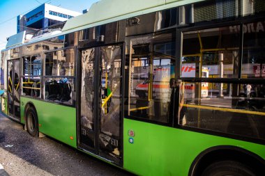 Kharkiv, Ukrayna, 22 Haziran 2024 Rus UMPB D30 güdümlü bir bombayla Kharkiv 'in merkezinde insanları bırakan bir tramvay otobüsü düşürüldü..