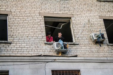 Kharkiv, Ukrayna, 22 Haziran 2024 Rus UMPB D30 güdümlü bombayla Kharkiv 'in merkezindeki otobüs durağı yakınlarındaki bir binaya saldırdı. Patlama bitişik binalara hasar verdi.