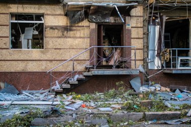 Kharkiv, Ukrayna, 22 Haziran 2024 Rus UMPB D30 güdümlü bombayla Kharkiv 'in merkezindeki otobüs durağı yakınlarındaki bir binaya saldırdı. Patlama bitişik binalara hasar verdi.