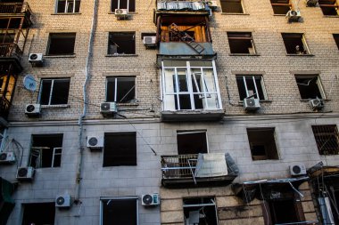 Kharkiv, Ukrayna, 22 Haziran 2024 Rus UMPB D30 güdümlü bombayla Kharkiv 'in merkezindeki otobüs durağı yakınlarındaki bir binaya saldırdı. Patlama bitişik binalara hasar verdi.